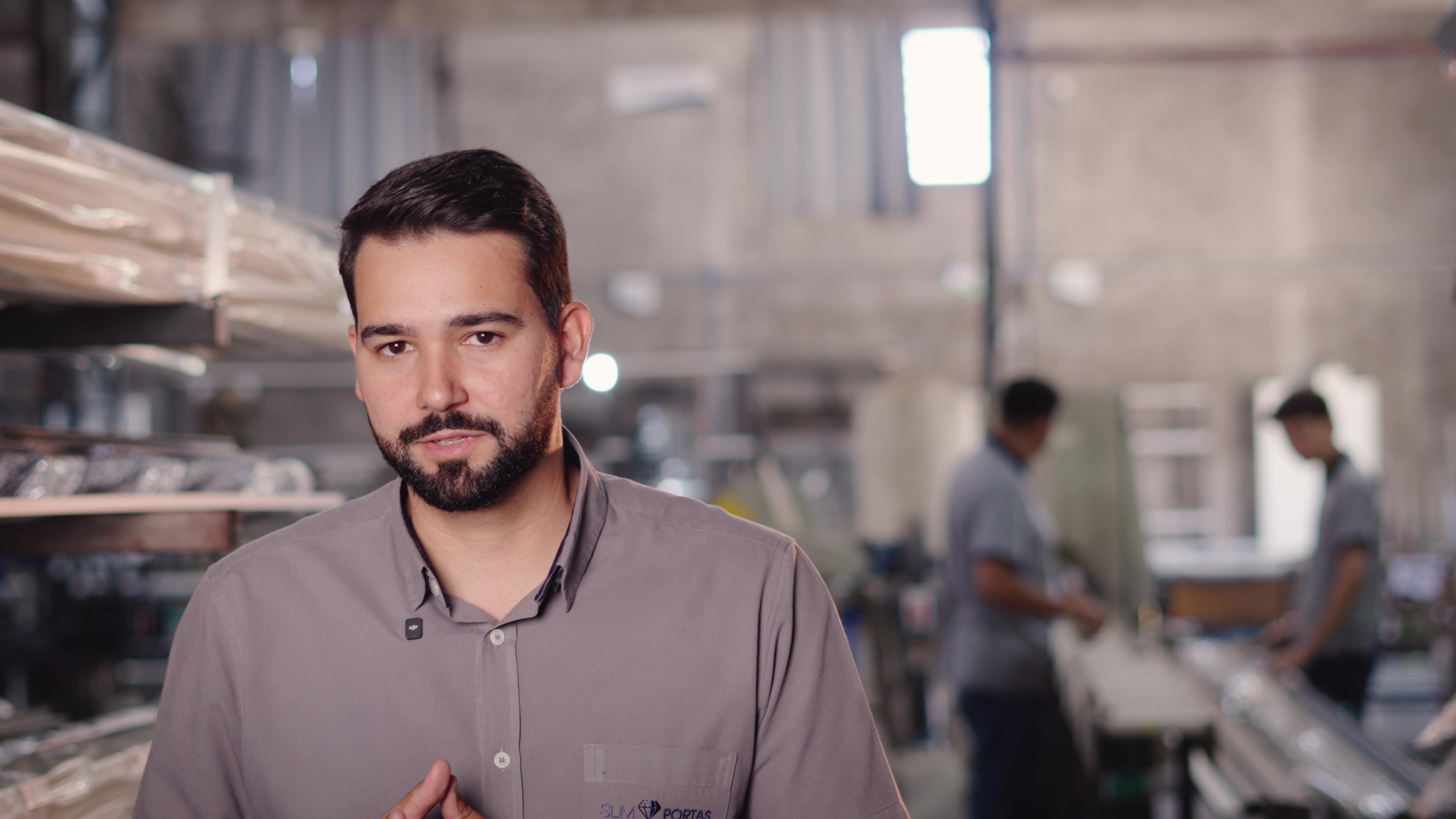 Entrevista em uma fábrica durante o filme da Slim Portas.